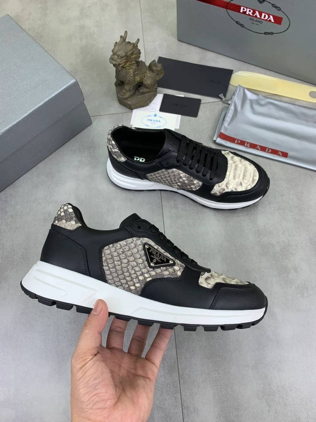Men's men's shoes💰P580💰【New model】Top quality, new popular models on the official website, which will never go out of style for a century,🆘 The trendy brand (Prada) mainly promotes popular models, avant-garde and versatile fashionable men's shoes, privately molded, with cowhide splicing and 1:1 oil edge treatment... fashionable and simple, original imported cowhide with python skin, cowhide leather lining for feet; the atmosphere and personality are more fashionable, eye-catching and pursuing class. It will subvert the old idea and be a must-have for fashionistas who want to spend time with you! Must keep it! High-end comfortable and low-cost, high-end quality workmanship. Size: 38-44 Various colors available. full package